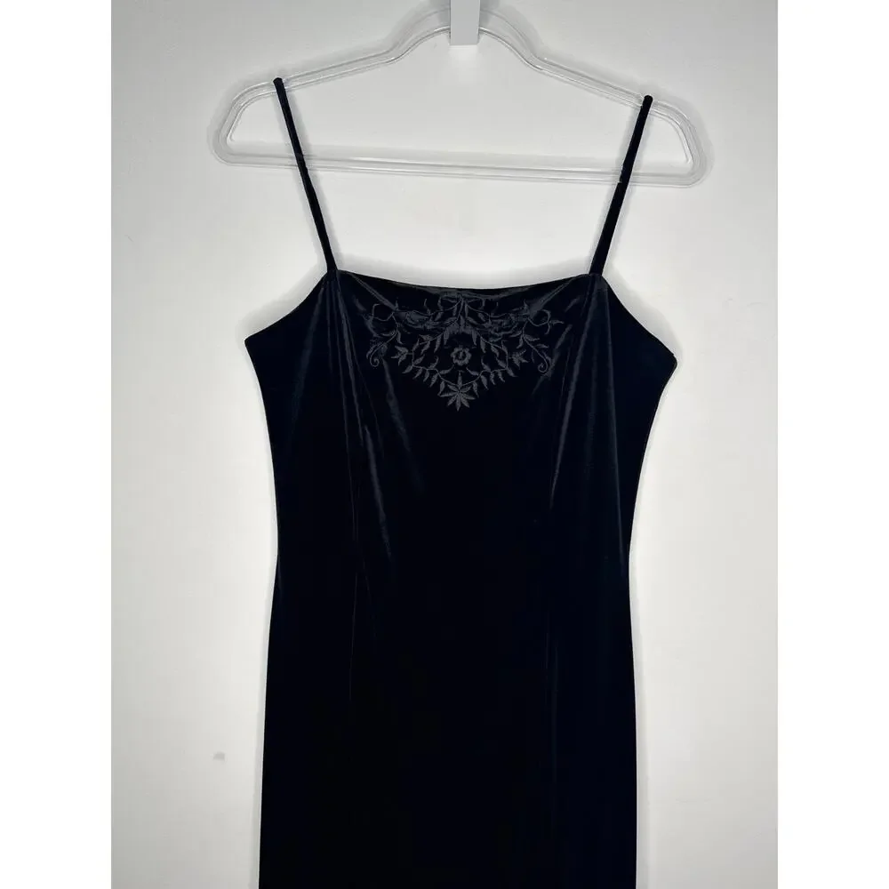 Dressbarn Collection 1990s Black Velvet Embroidered Gown formal sexy 6